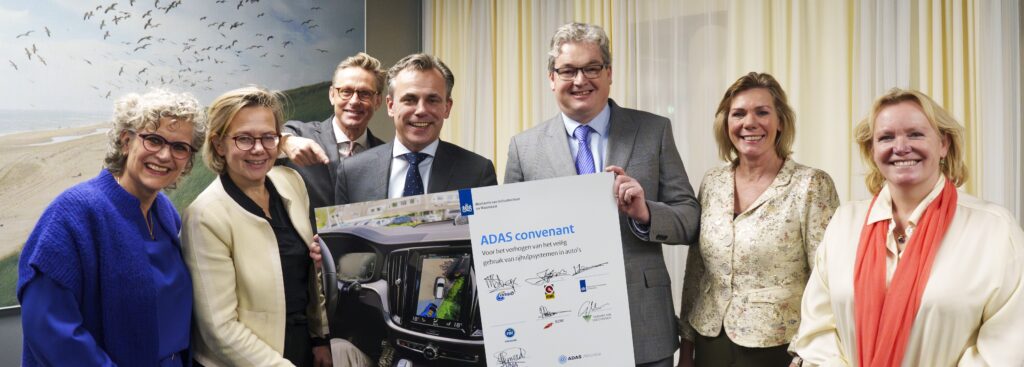 directeuren en minister rond het tekenbord