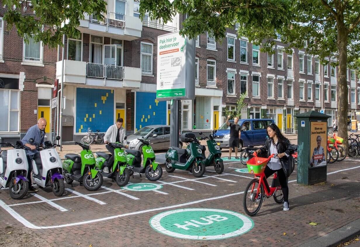 Foto van een mobiliteitshub in de oude binnenstad van Rotterdam