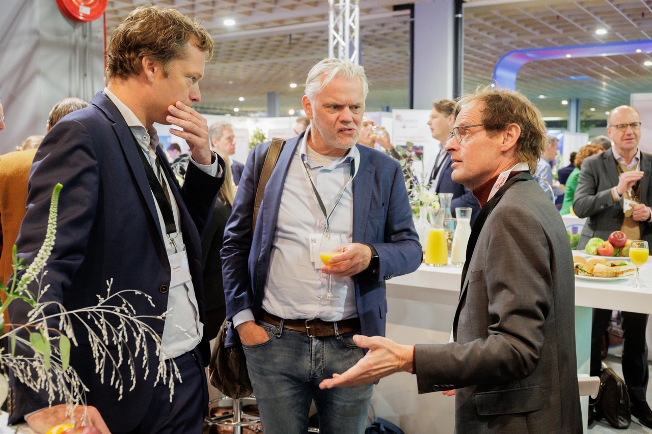 Foto van mensen die praten op een beurs