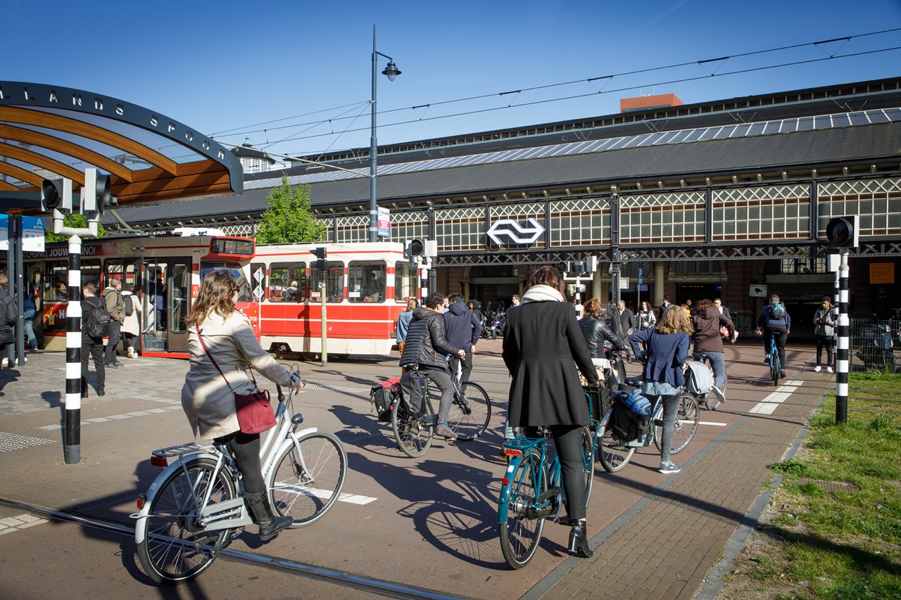 Foto van fietsers bij een spoorbrug