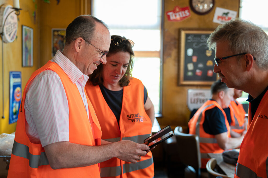 Foto van een aantal personen die een test uitvoeren in een kantoor/bouwkeet