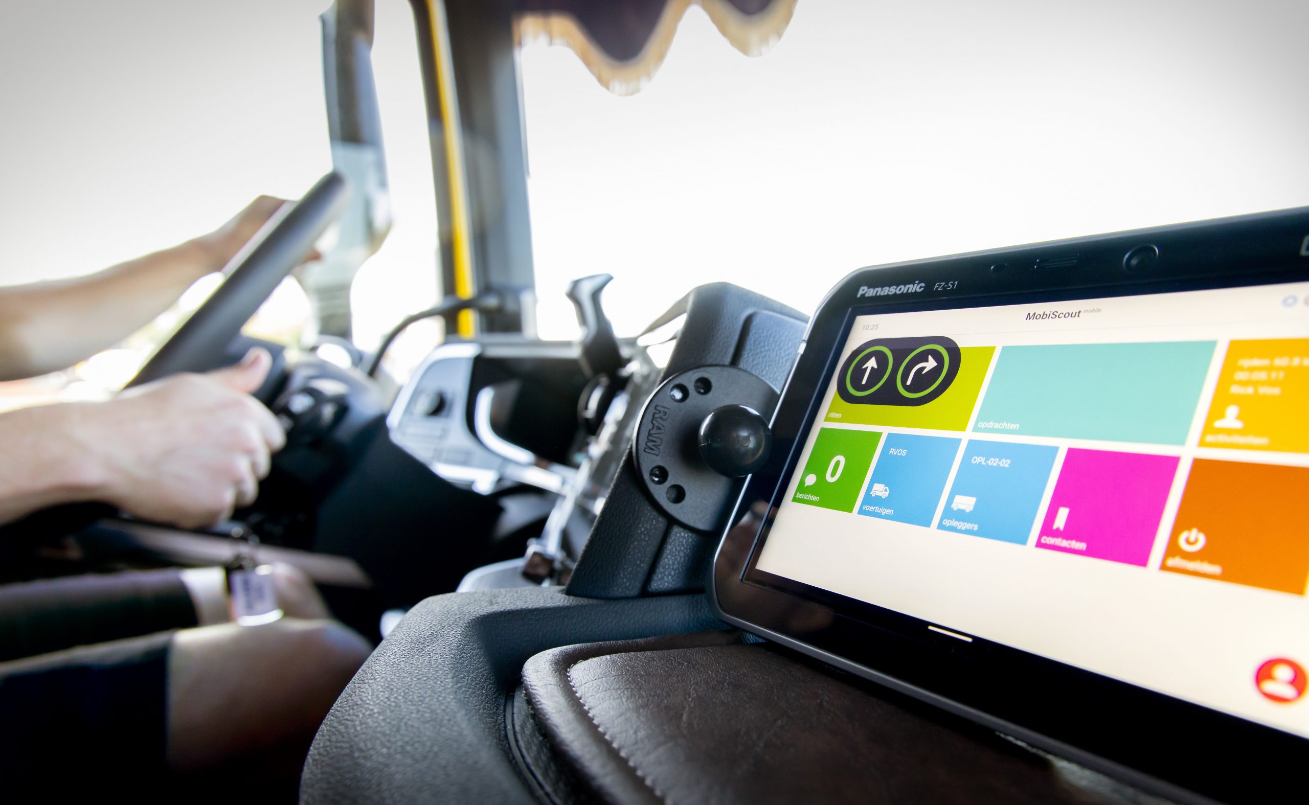 Foto van het interieur en dashboard van een bus met op het dashboardscherm CTC